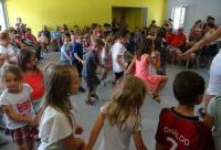 Grazac : danse, jeux et recette de cuisine se partagent entre écoliers et aînés