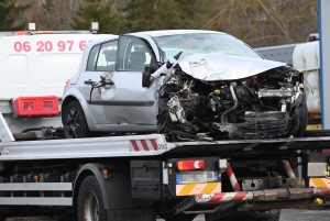Une voiture percute un commerce au Puy-en-Velay : le conducteur grièvement blessé