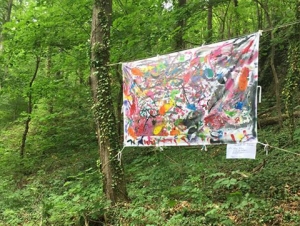 Une exposition de grandes toiles au milieu des arbres d&#039;Accrovelay au Puy-en-Velay