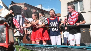 Un défilé des classes très sportif à Sainte-Sigolène (vidéo)