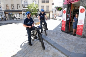 La police municipale d&#039;Yssingeaux patrouille en VTT électrique
