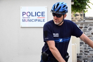 La police municipale d&#039;Yssingeaux patrouille en VTT électrique