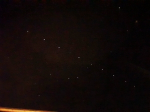 Avez-vous observé la file indienne de points lumineux dans le ciel étoilé ?
