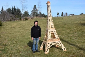 Dunières : il expose une Tour Eiffel en bois au bord de la voie verte