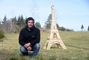Dunières : il expose une Tour Eiffel en bois au bord de la voie verte