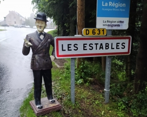 Insolite : une statue de gentleman promenée aux Estables et en Haute-Loire
