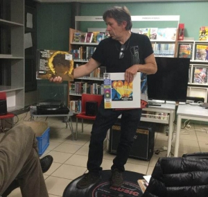 Chambon-sur-Lignon : une soirée nostalgique autour des disques vinyles à la bibliothèque