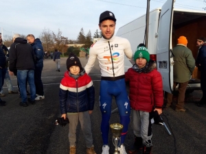 Elio et Alban avec Sandy Dujardin coureur pro Crédit Vélo Club du Velay