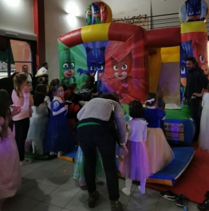 Les Villettes : déguisements et structures gonflables ont animé le carnaval