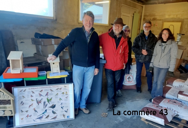Au Chambon-sur-Lignon, dans les locaux mis à disposition par la clinique vétérinaire, 31 personnes sont venues récupérer leurs commandes||