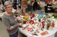 Anne-Marie Gorgeret, de Saint-Julien-du-Pinet, crée des objets de décoration pour Noël.