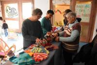 Chambon-sur-Lignon : les tricoteuses habillent les poupées de la crèche