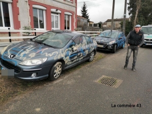 Des voitures taguées près de la gare de Bas-Monistrol