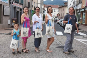 Retournac : 300 sacs offerts cet été par les commerçants aux touristes
