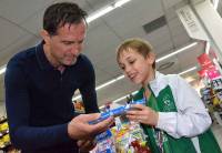 Alexio, 7 ans, a obtenu un autographe de Gilles Leclerc.|Rémy Valette, directeur d'Intermarché au Chambon, Gilles Leclerc et Adrien Ponsard.|Gilles Leclerc est venue vendre sa "Cuvée verte" 2015.||