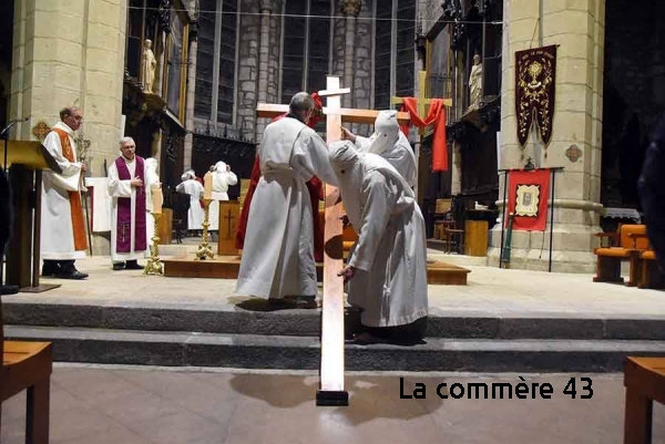 Procession des pénitents à Sainte-Sigolène. Photo d&#039;archives||
