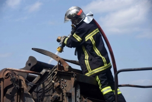 Azerat : le feu détruit un tracteur et son round baller