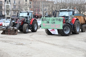 Les agriculteurs plantent une haie devant la préfecture : la FDSEA et les JA43 maintiennent la pression (vidéo)