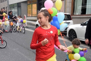 Le Chambon-sur-Lignon : un défilé tout en couleurs pour lancer l&#039;été (vidéo)