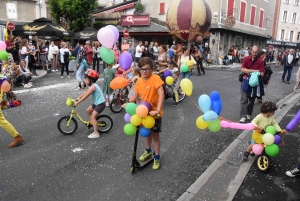 Le Chambon-sur-Lignon : un défilé tout en couleurs pour lancer l&#039;été (vidéo)