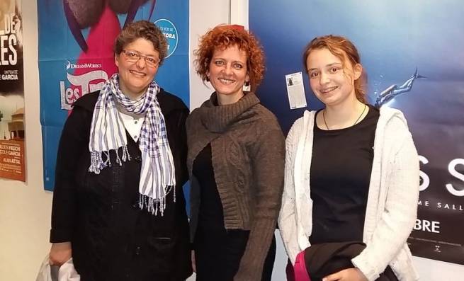 Elisabeth Cuffel en compagnie des invitées de Ciné-Tence, Isabelle Leibl et sa fille.|Un débat prolongeait la projection.|||