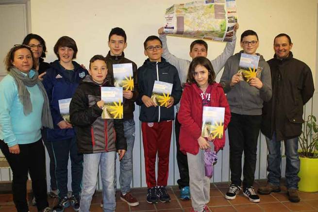 Sept jeunes ont distribué le magazine municipal.|Les magazines ont été distribué dans le centre-bourg.||