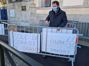 Les parents de Cohade manifestent devant la préfecture contre la fermeture d&#039;une classe