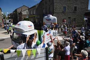 Tour de France : la caravane publicitaire aussi applaudie que les cyclistes
