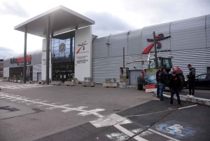 Puy-en-Velay : des agriculteurs bloquent tous les supermarchés