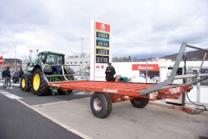 Puy-en-Velay : des agriculteurs bloquent tous les supermarchés