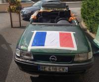Monistrol-sur-Loire : ils transforment une voiture en décapotable avec piscine intégrée