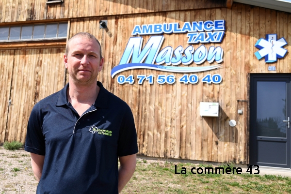 Romain Valon devant le bâtiment des Ambulances Masson sur la zone de Bouillou||