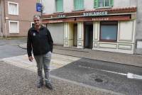 Patrick Vialette devant la boulangerie qu&#039;il devrait reprendre avec son fils Jean-François.||