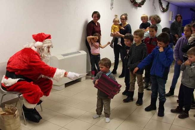 Le Père Noël a offert à chaque enfant un petit présent.||Un spectacle interactif qui a séduit grands et petits.|Jean-Marie Gougeon a donné son spectacle &quot;Le Noël enchanté du Yétou&quot;.||||