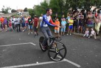 Sur son vélo et en équilibre, Clément Leroy se déshabille (vidéo)