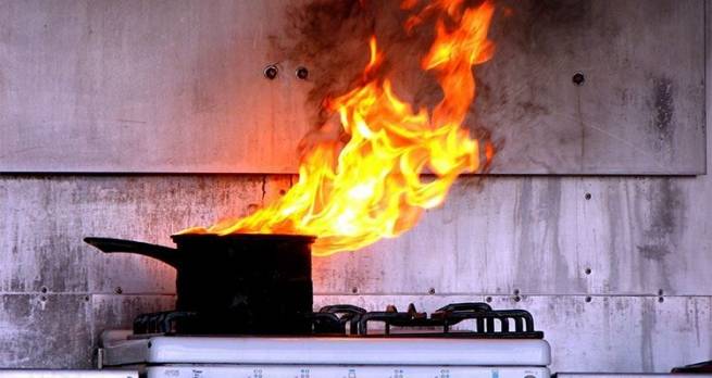 L&#039;homme avait oublié des aliments sur le feu. Photo d&#039;illustration||