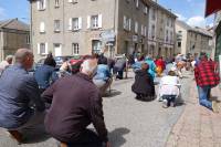 Saint-Agrève : une grande photo humaine dans la rue du Docteur-Tourasse