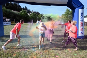 Un arc-en-ciel de couleurs sur le premier Puy Color Run (vidéo)