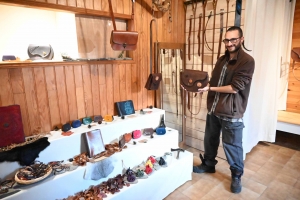 Saint-Jeures : un maroquinier installe son atelier et sa boutique aux &quot;Hostes&quot;