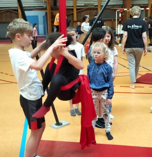Les élèves de l&#039;école du Sacré-Coeur de Saint-Maurice-de-Lignon découvrent les arts du cirque