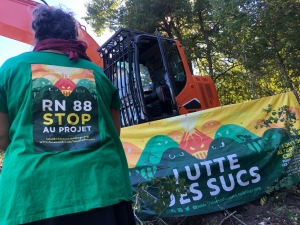 Des opposants bloquent le chantier de la RN88