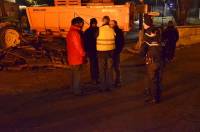 Dimanche soir, une brève entrevue avait été faite entre des représentants syndicaux des agriculteurs et le directeur de l&#039;usine (de dos, en gilet jaune).