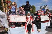 Bas-en-Basset : profusion de confettis pour le défilé sur le thème du cinéma