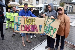 Saint-Julien-Chapteuil : ambiance mouillée à l&#039;arrivée du Tour de l&#039;Avenir