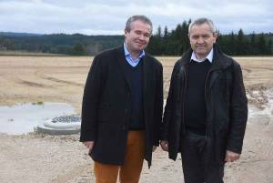 Julien Melin (Haut-Lignon) et Bernard Souvignet (Pays de Montfaucon), les présidents des deux intercomunalités partenaires dans ce dossier|Aurélien Rancon, grumier, est le premier à avoir construit un bâtiment sur la nouvelle zone.||