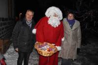 Le Père Noël entouré du maire, Eric Dubouchet, et Chantal, qui a émis l&#039;idée de cette illumination.