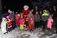 Bessamorel : les enfants viennent décorer le sapin de Noël du village