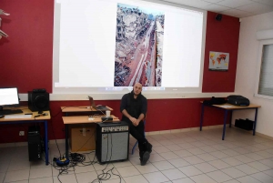 Monistrol-sur-Loire : des terminales du Château rencontrent un journaliste syrien réfugié
