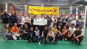 Le Puy Savate Boxe remet un chèque de 220 € pour le Téléthon