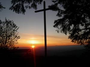 Assistez au lever des « 3 soleils » au Mont Felletin à Saint-Julien-Molhesabate le 21 juin